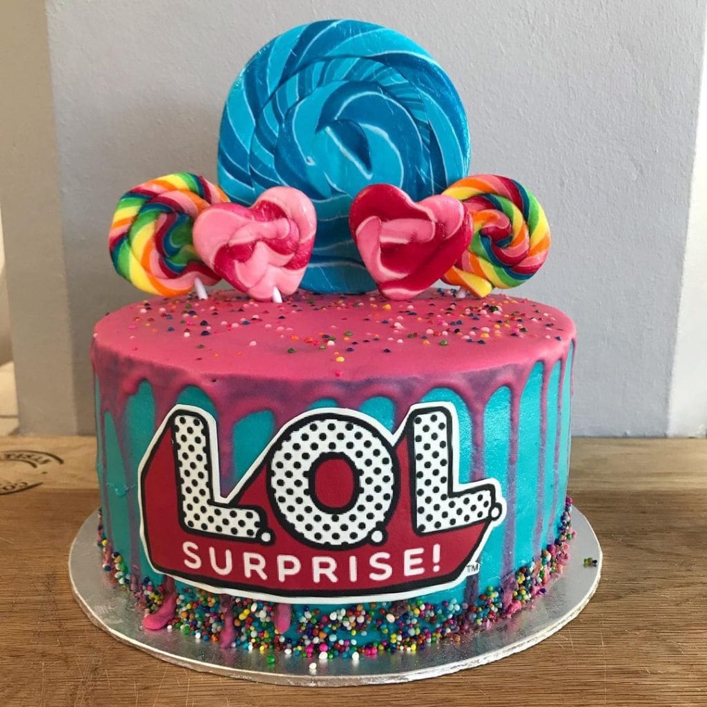 Разноцветный торт с надписью лол