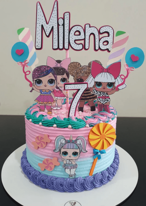 Gâteau pour une fille de 7 ans avec des poupées