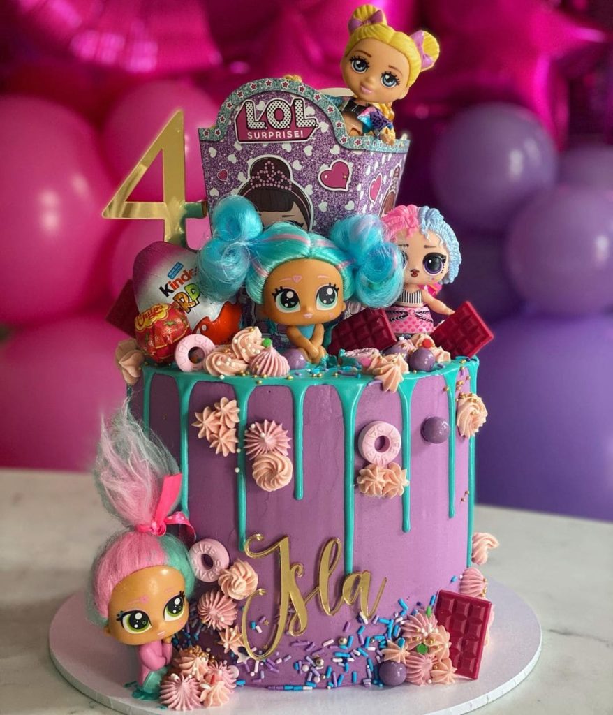 Gâteau lilas avec des poupées lol