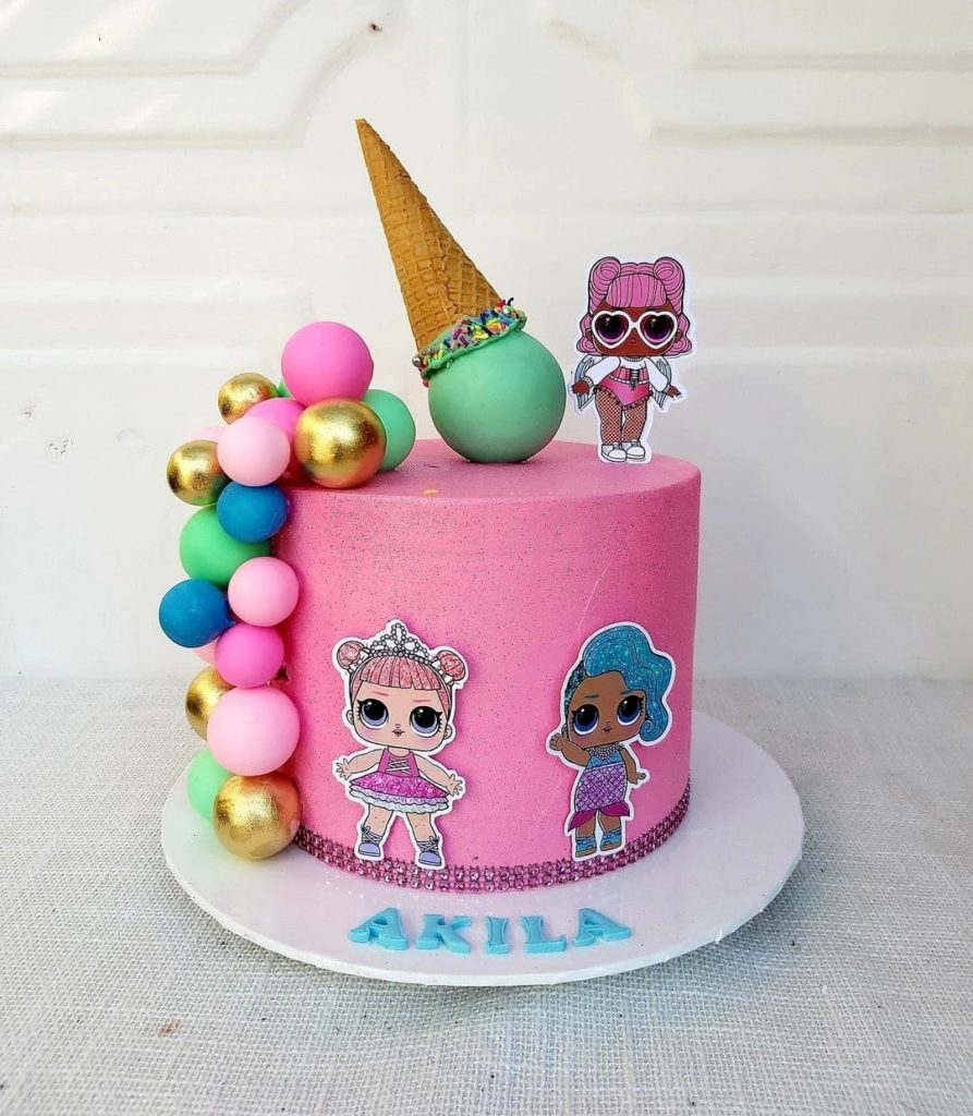 Little cake with dolls