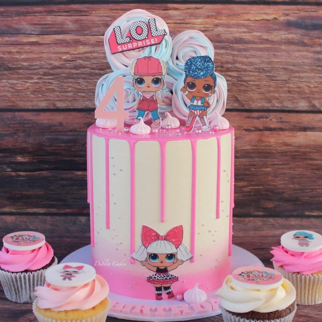 Petites poupées lol sur le gâteau