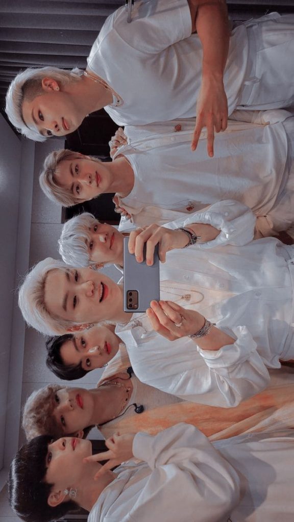 BTS in weißer Kleidung