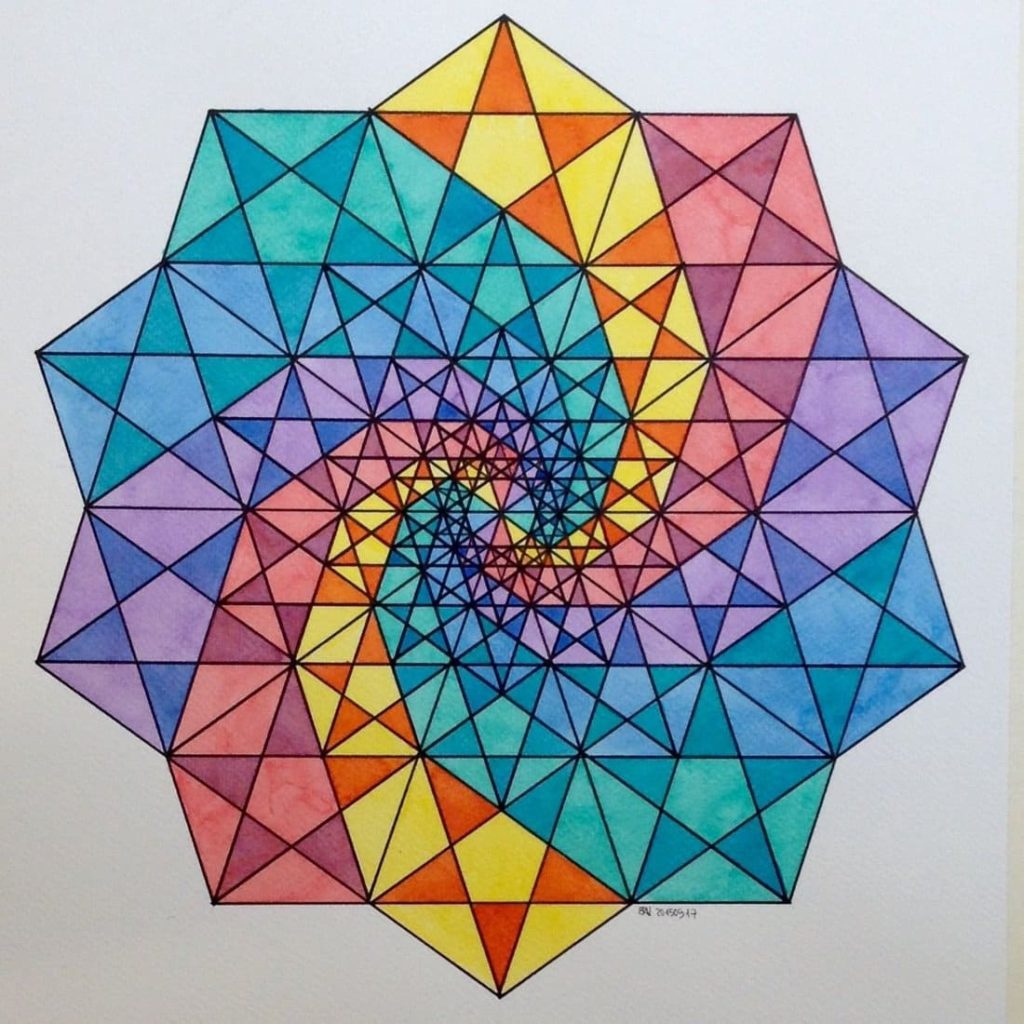 Dibujo coloreado a partir de formas geométricas.