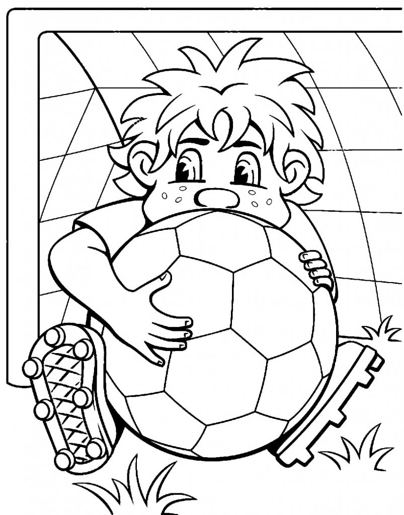 Garçon avec un ballon de football sur la porte